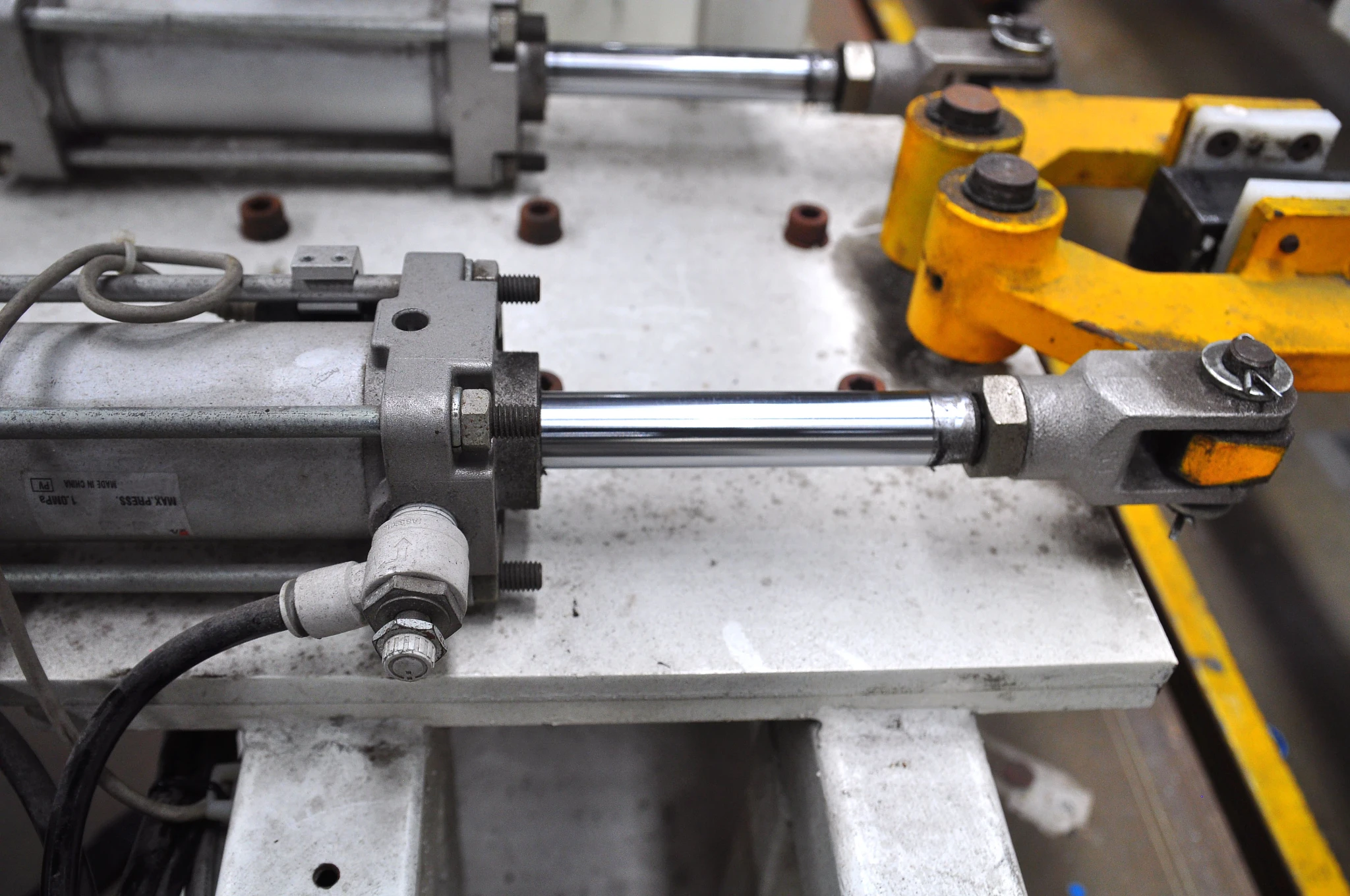 Pneumatic cylinder