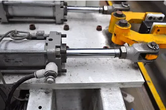 Pneumatic cylinder