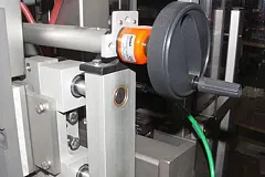 Single-tube linear unit for positioning tasks in bag forming, filling and sealing machines