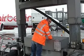 Passenger boarding bridge chain assembly