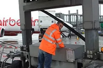 Kettenmontage Fluggastbrücke