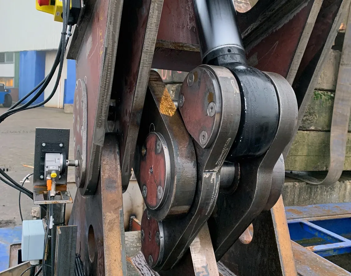 A-frame pivoting kinematics with iglidur TX1 plain bearings