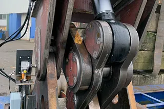 A-frame pivoting kinematics with iglidur TX1 plain bearings