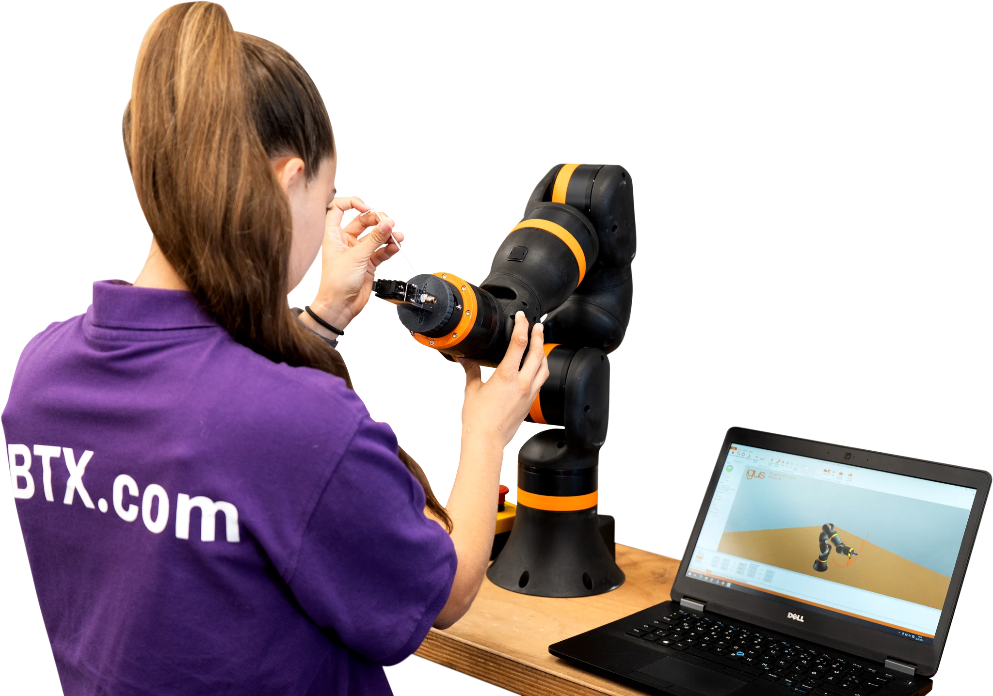 Mulher por trás, trabalhando em um robô