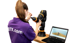 Femme de dos travaillant sur un robot