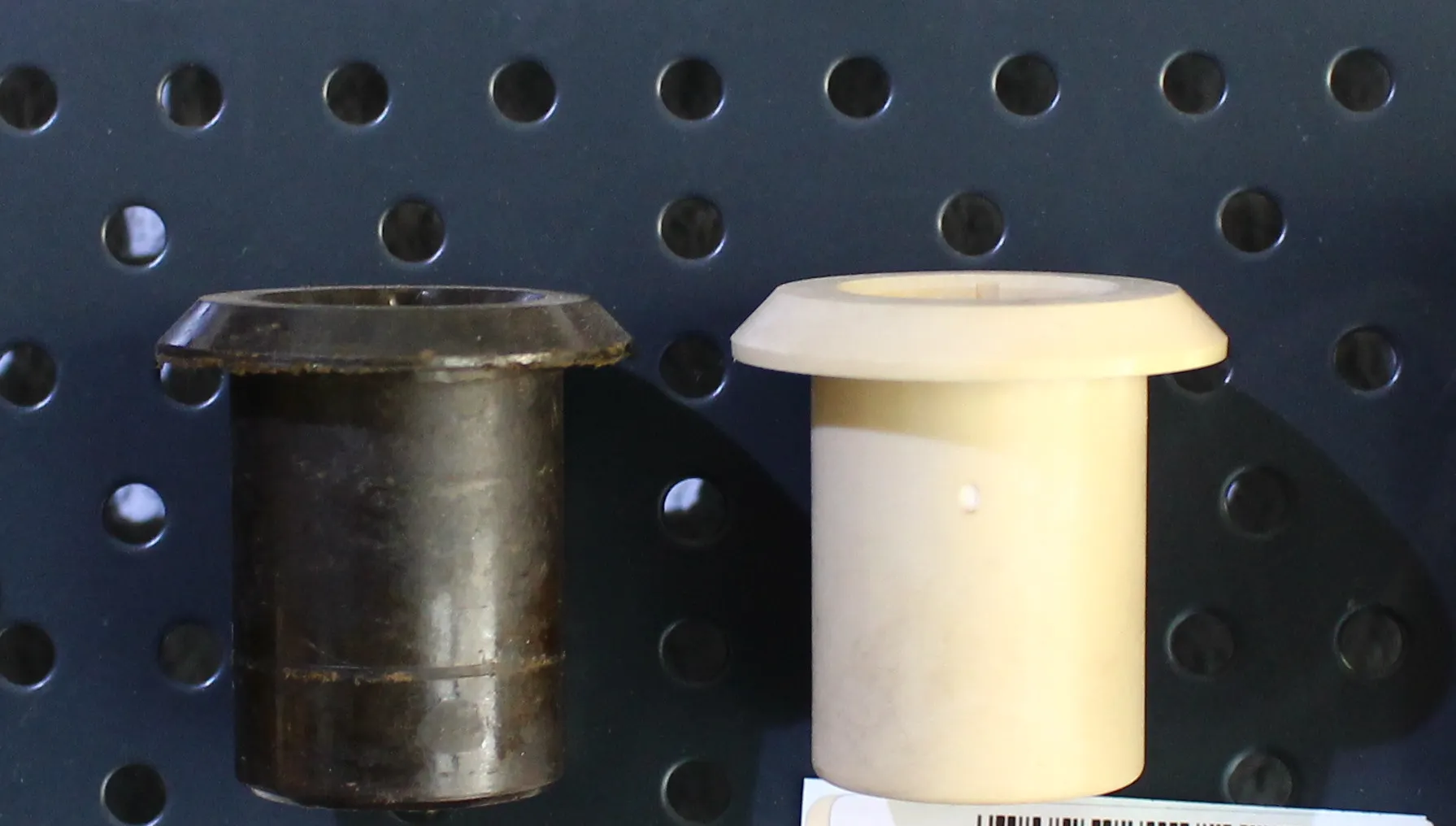 Links DDR-originelen van met hars geperst textielafval, rechts bussen van igus van slijtvast iglidur-materiaal.