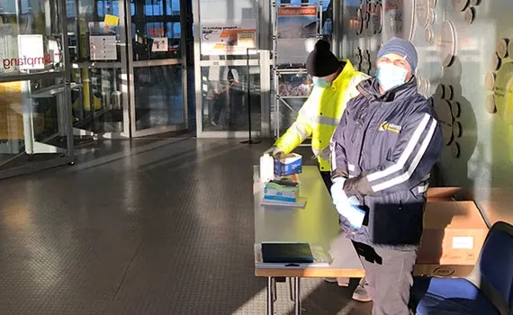 Temperaturmessung und Mundschutz am Eingang von igus Köln