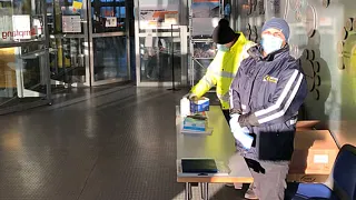 Temperaturmessung und Mundschutz am Eingang von igus Köln