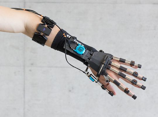 3D-printade fingerleder i ett exoskelett