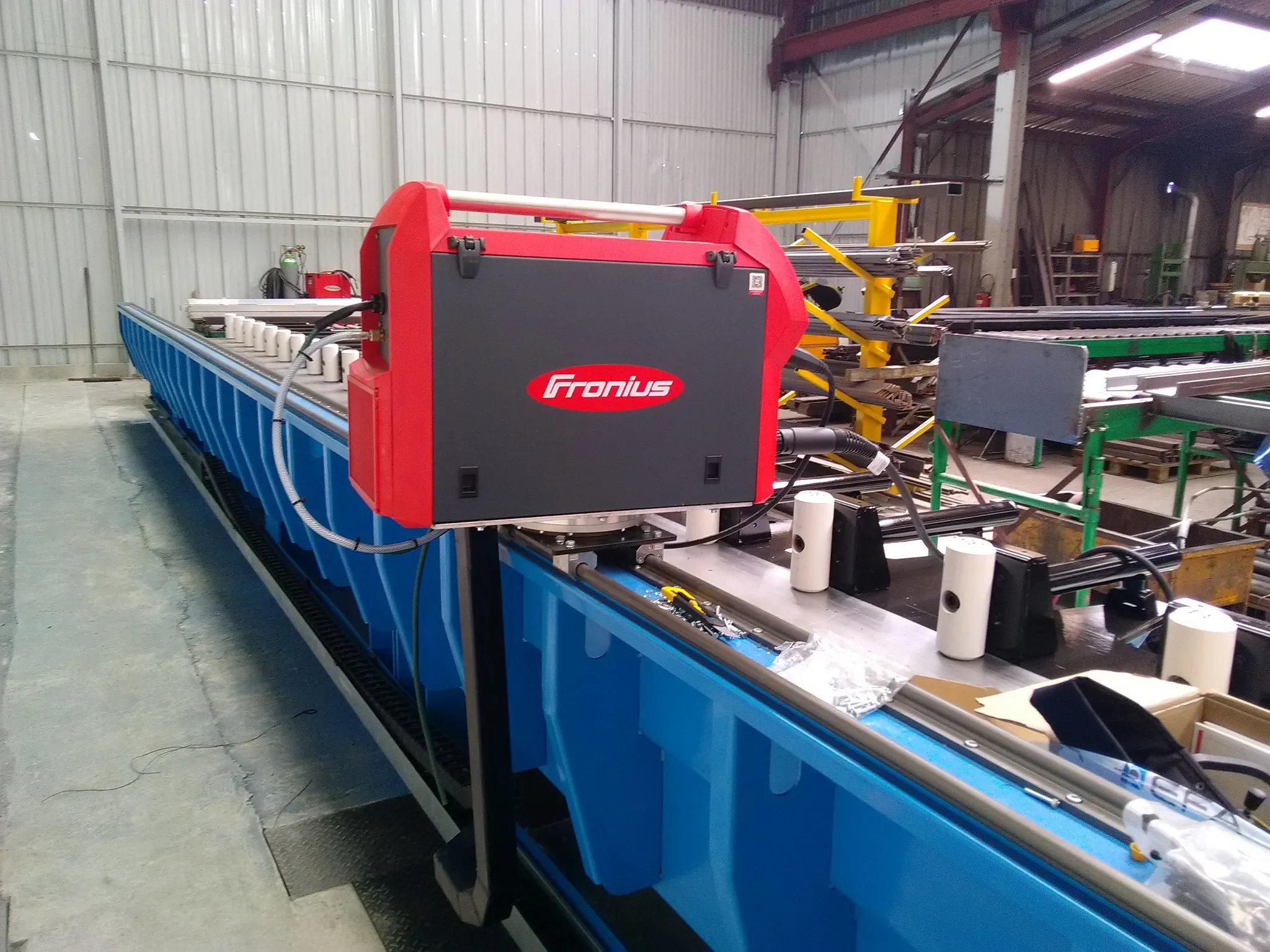 Castera - Welding station movable due to igus roller bearings