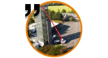 Suministro de energía fiable y seguro en plataformas telescópicas con cadenas portacables confeccionadas readychain®