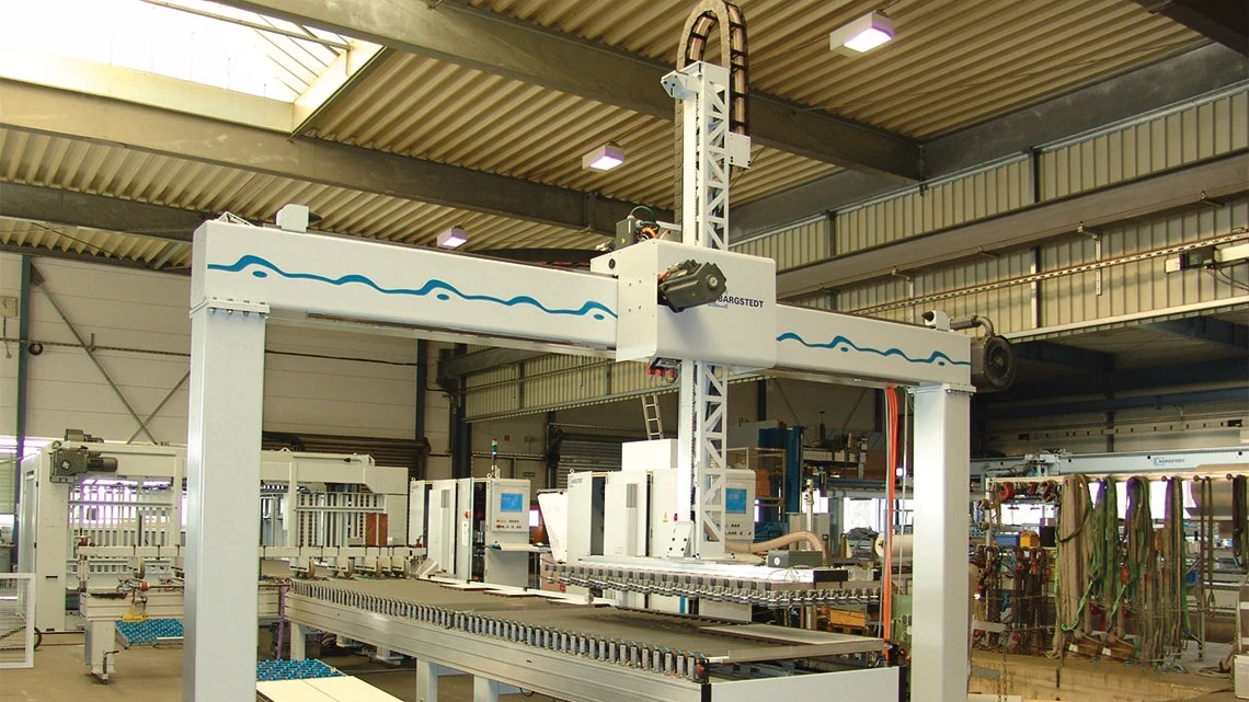 System podawania i układania w stosy z łańcuchami energetycznymi