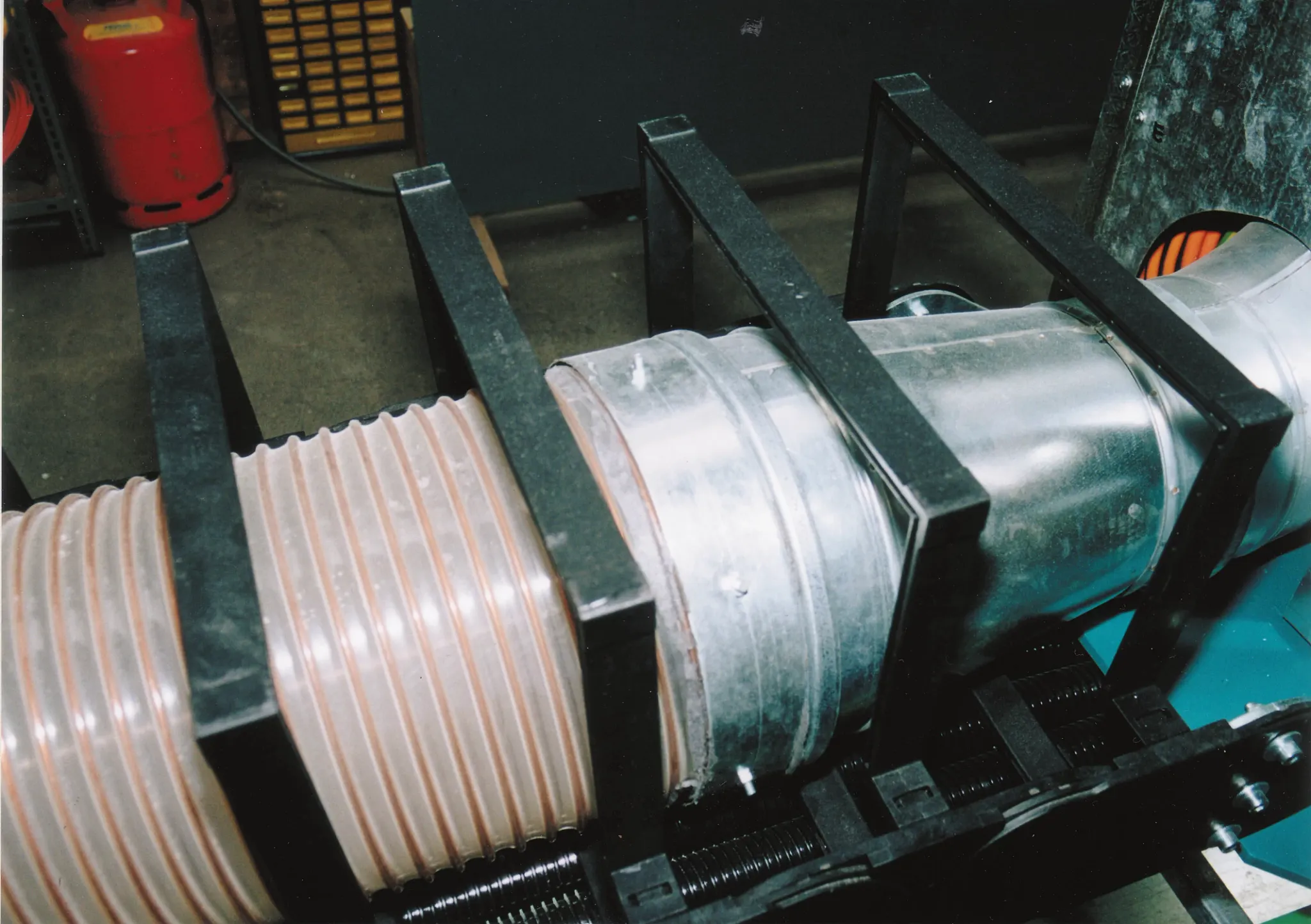 Tværgående energikæde i en Westphal træbearbejdningsmaskine