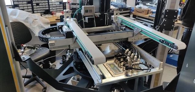 Picking robot with e-chain and 3D-printed rotation module | igus ...