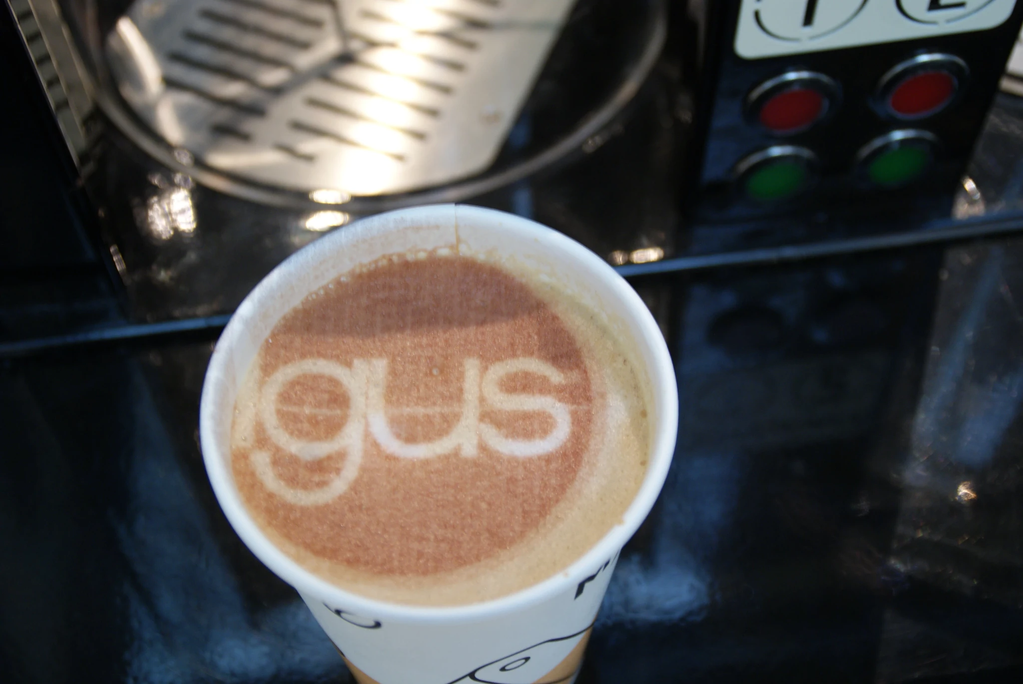 印有 igus 標誌的牛奶泡沫