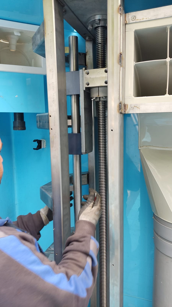 Lead screw technology in swimming pool