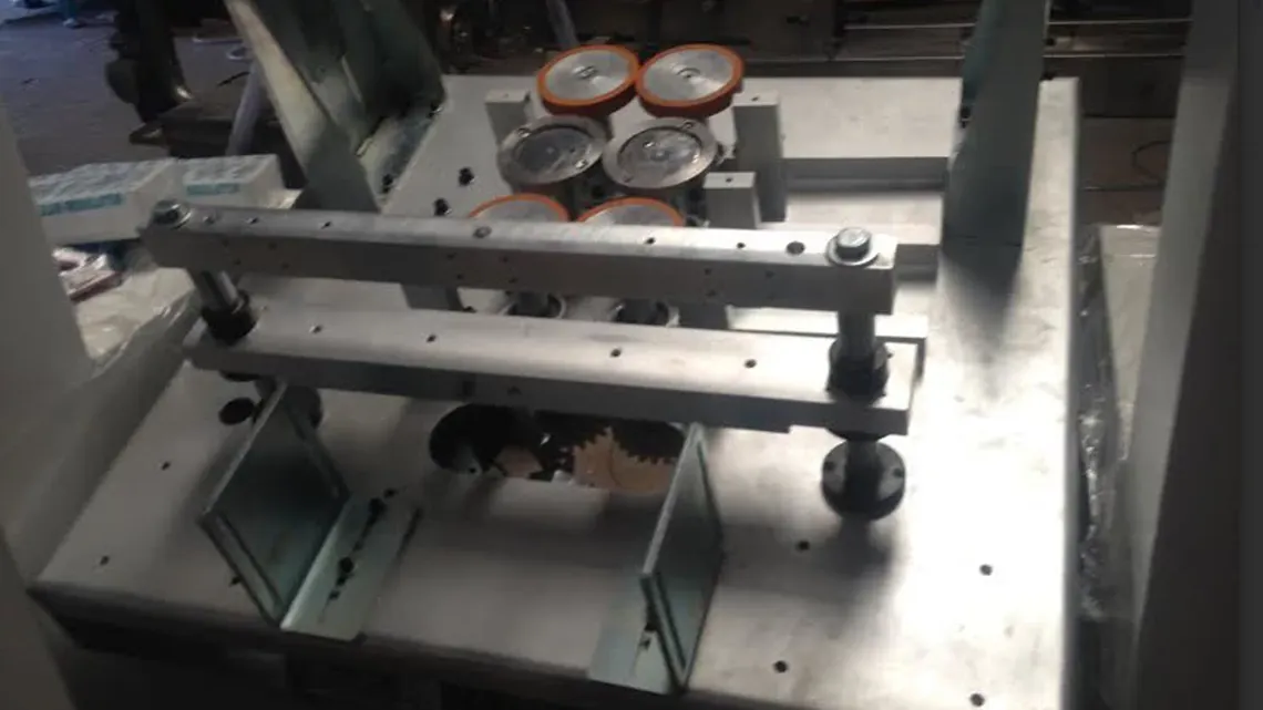Film packaging machine for fruit and vegetables