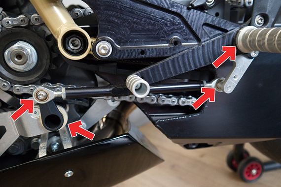 The footrests and the brake system use different igus components. The rod ends here are not from igus.
