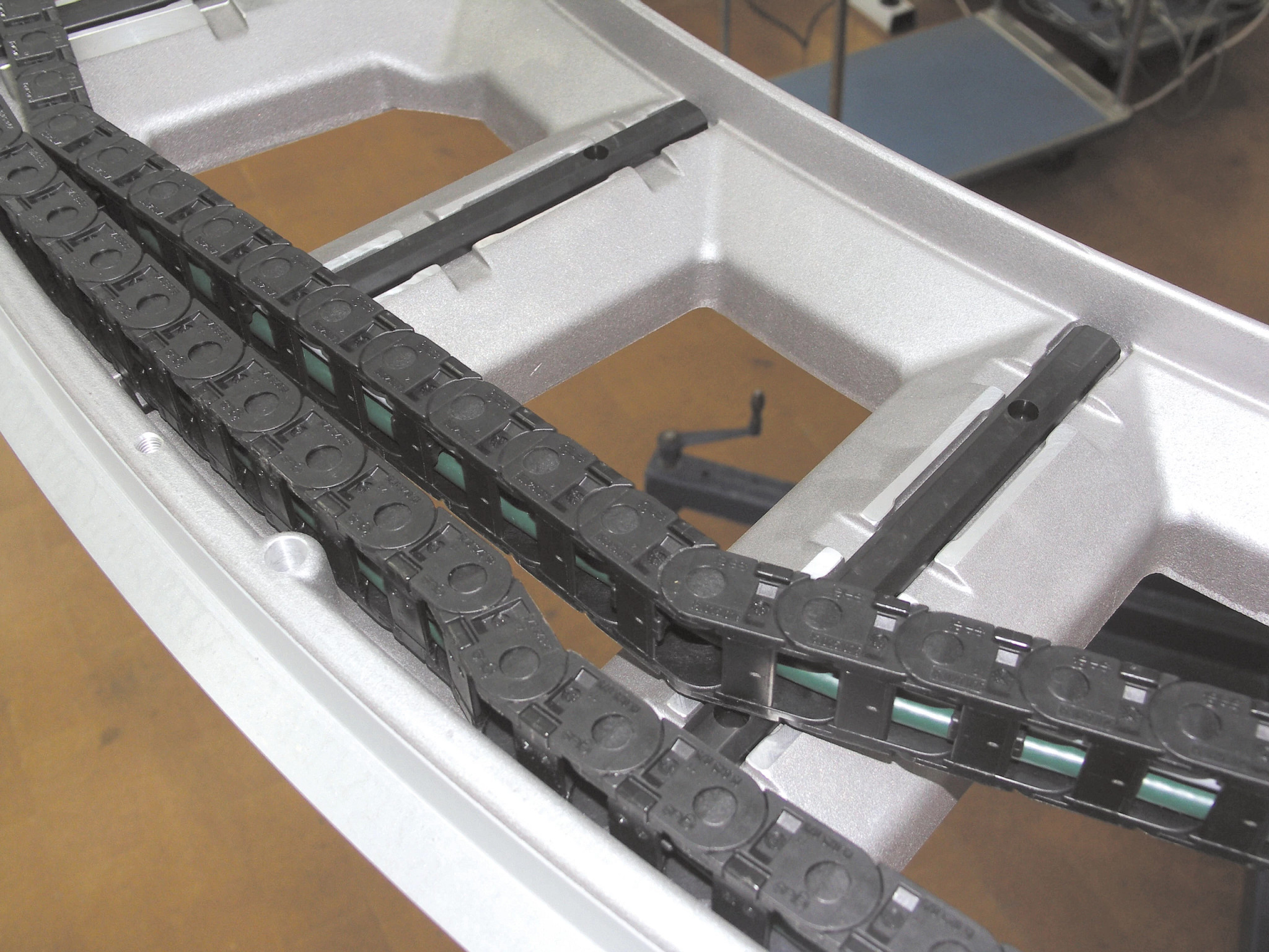 Kündig extruder with energy chain