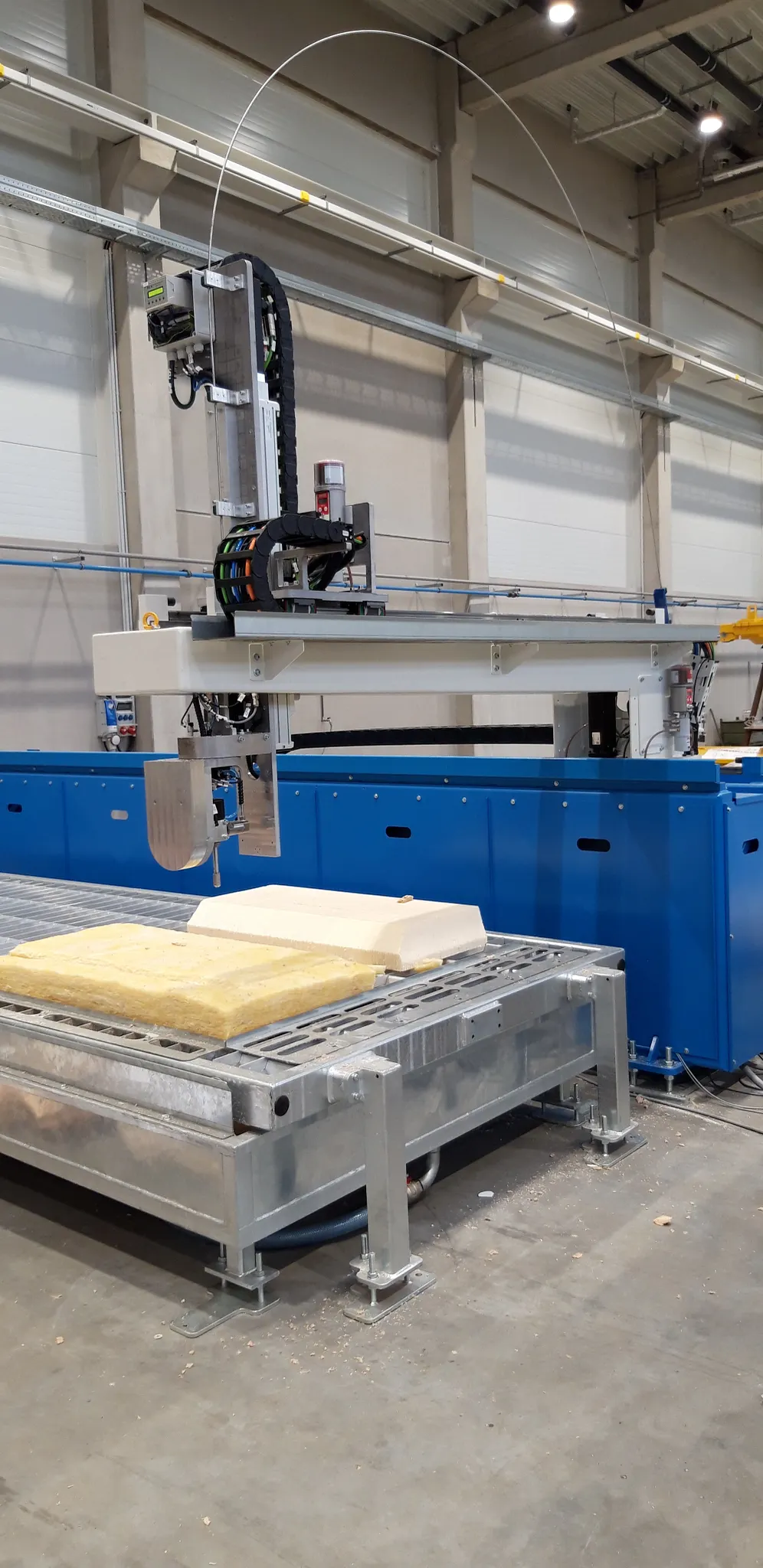 Automated production of thermal walls, cutting head