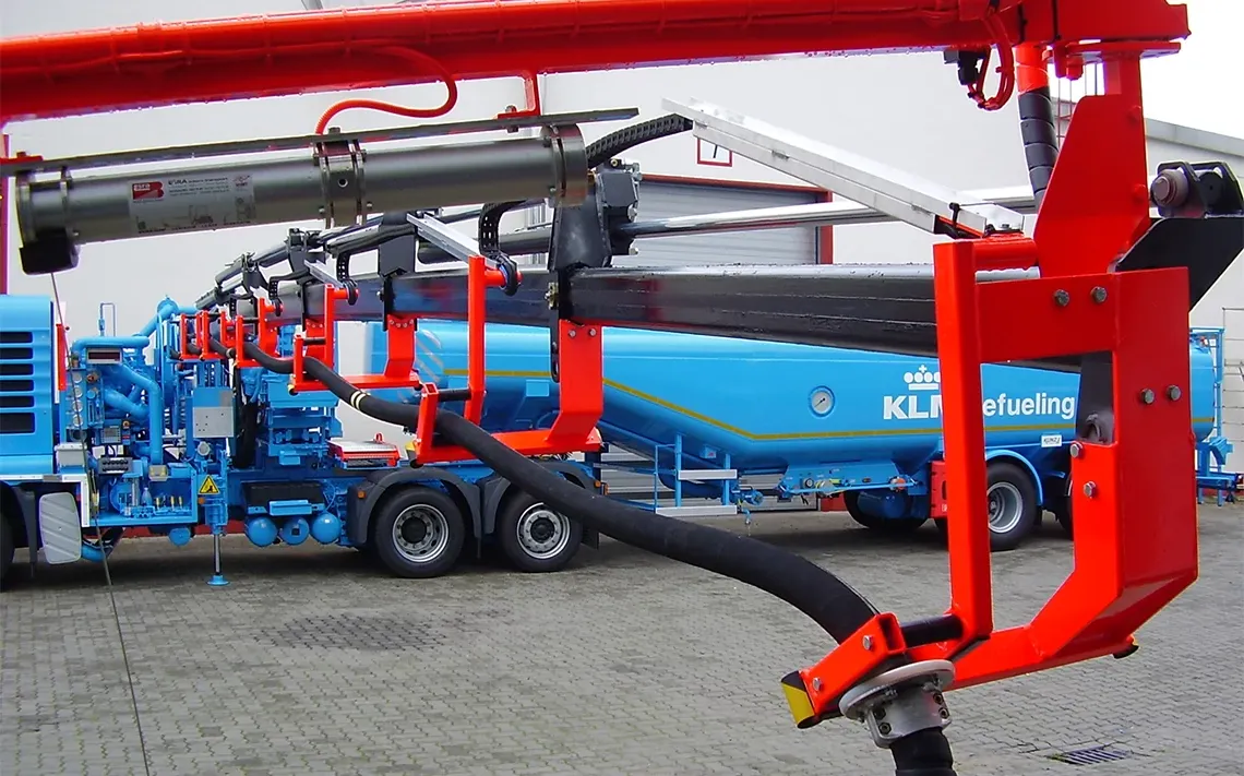 Airfield fuel tanker