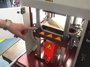 Arbre en acier inoxydable avec bride et film de glissement en polymère sur la presse de laboratoire