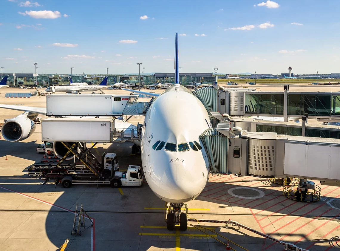 Mantenimiento de aviones en el aeropuerto