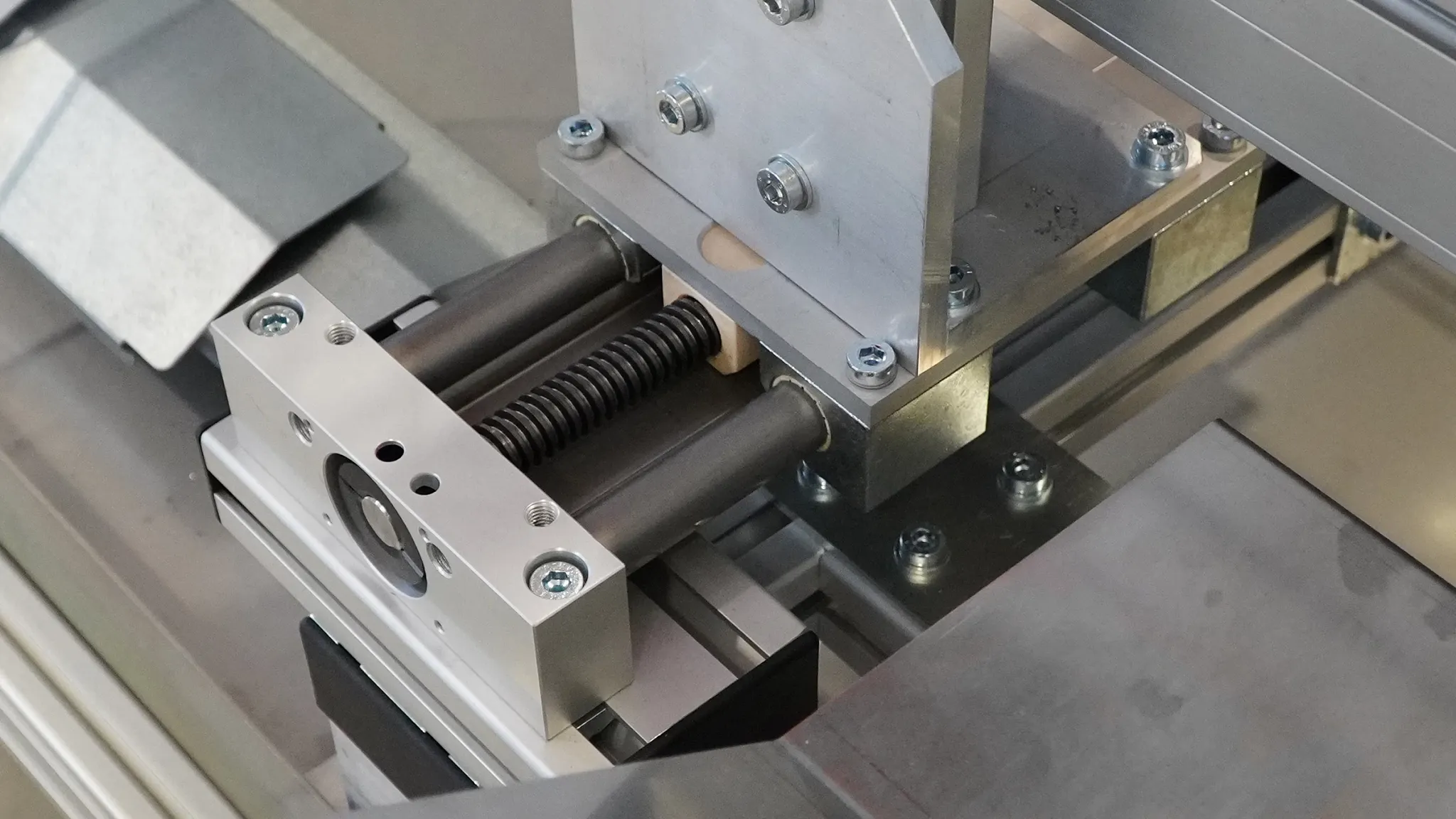 Accumulating roller chain conveyor system from Broich Systemtechnik