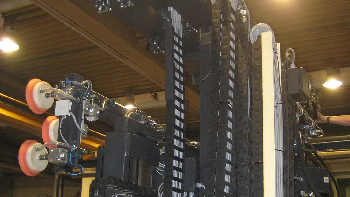 Energy chain on multidirectional sideloaders