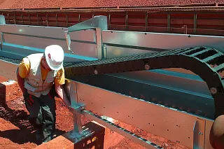 Installation service for energy chains