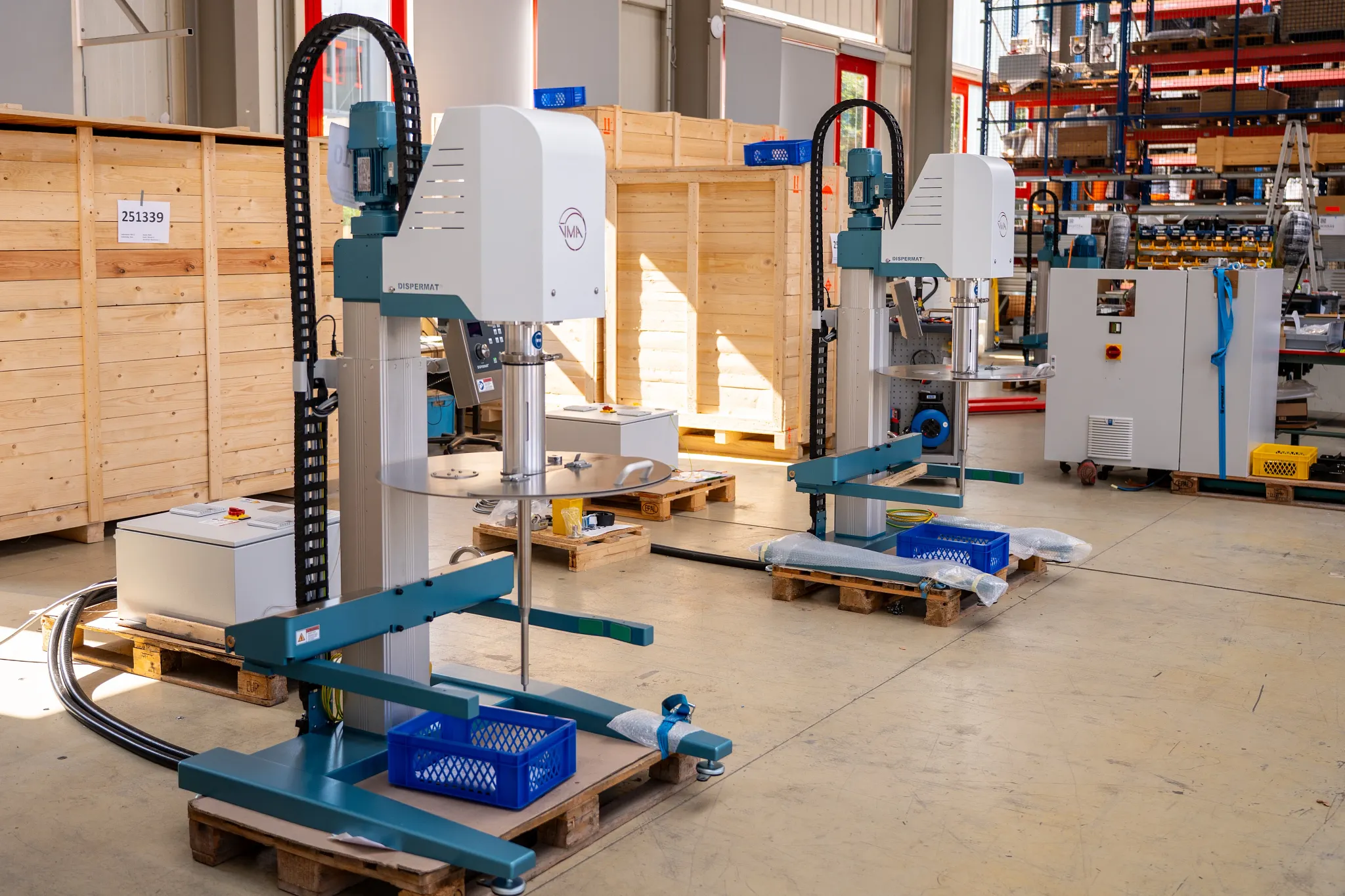 Dispensiergeräte von VMA-Getzmann einer Lagerhalle