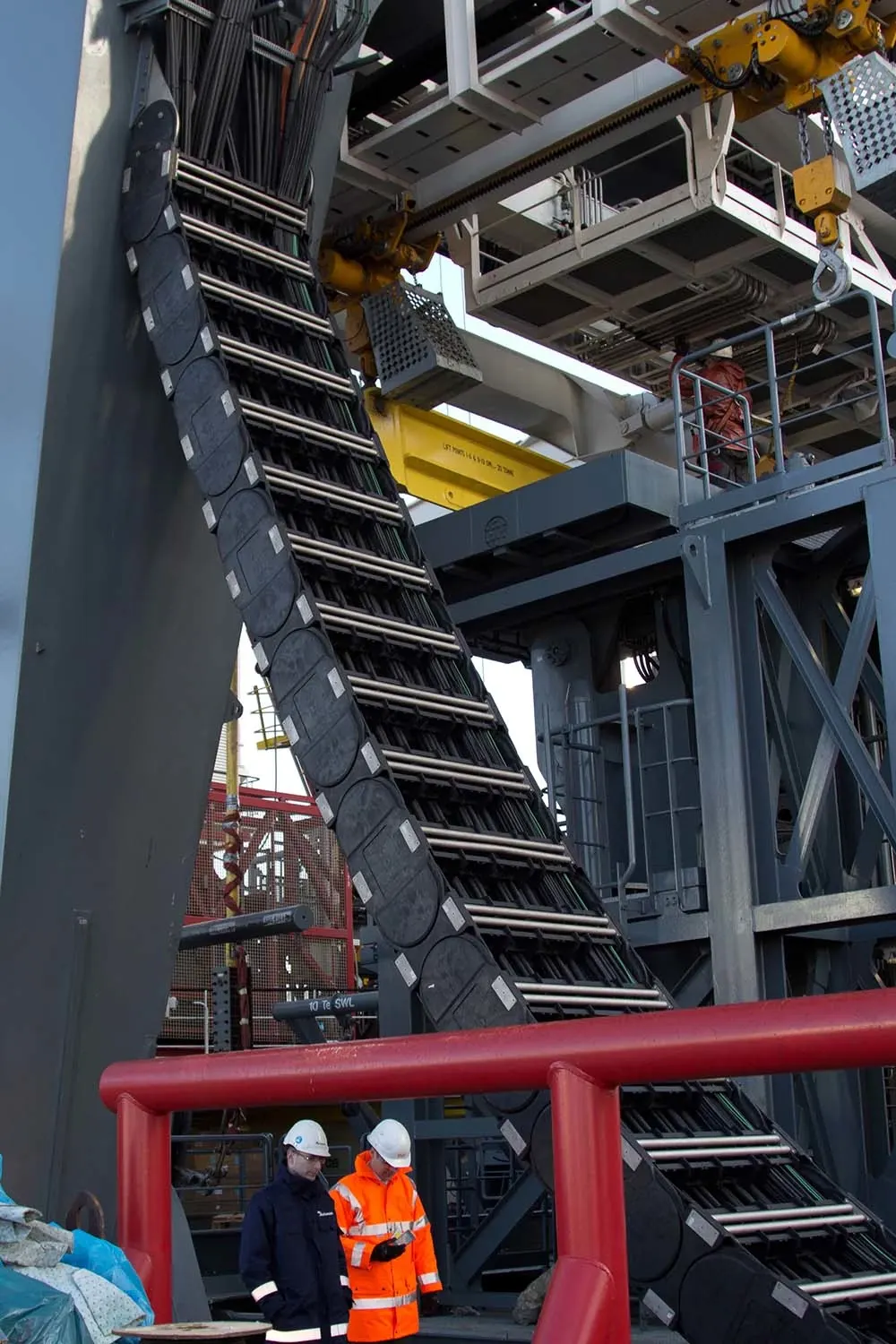 Torre de perforación con cadena portacables