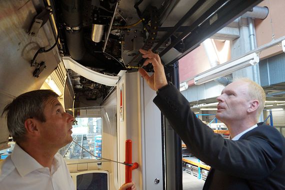 Энергоцепь и кабель chainflex в конструкции механизма открывания двери вагона метро