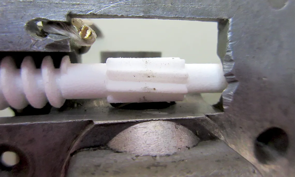 Engranaje de tornillo sinfín impreso en 3D como pieza de recambio para un coche de época.