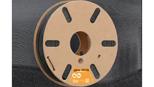 Ein Rolle iglidur i150-BL Filament vor schwarzem Hintergrund.