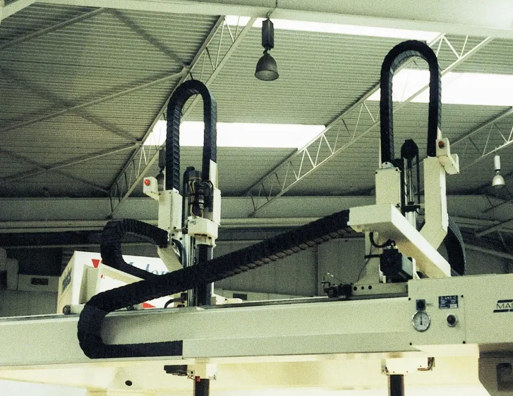 igus® Energierohr Stehende Anwendung, Unterstützung der 1. Kettenglieder - Serie R68