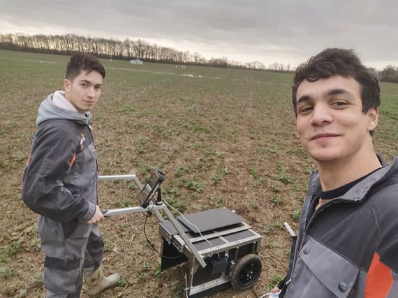 Die beiden Entwickler mit ihrem Prüfwagen