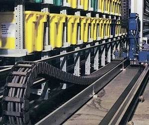 Sistema automatizado de almacenamiento/recuperación con cables System E2 y chainflex®: viaja hasta 262 pies y una velocidad de 14.8 pies/s