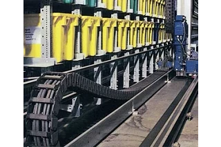 Système de stockage/retrait automatisé avec le système E2 et les câbles chainflex® - déplacements jusqu'à 262 pieds et vitesse de 14.8 pieds/s