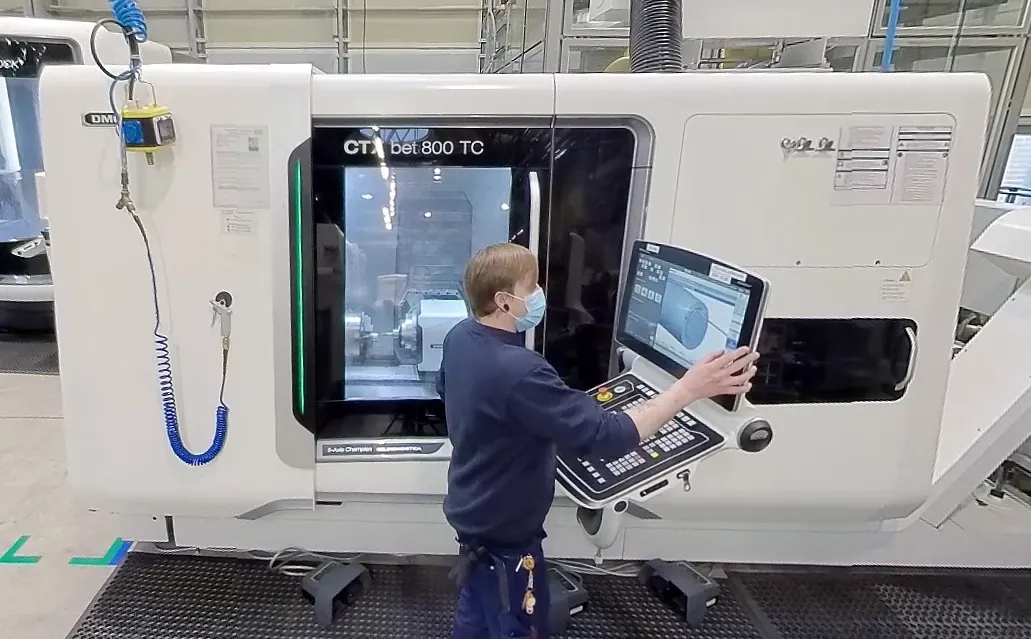 igus medewerker controleert de productie van een spuitgietmatrijs