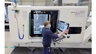 Il dipendente igus controlla la produzione di uno stampo a iniezione