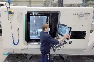 igus employee monitors the production of an injection mould