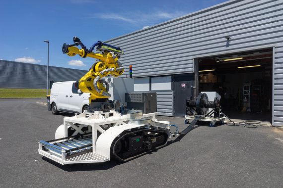 Autonomous robot with e-spool energy chain