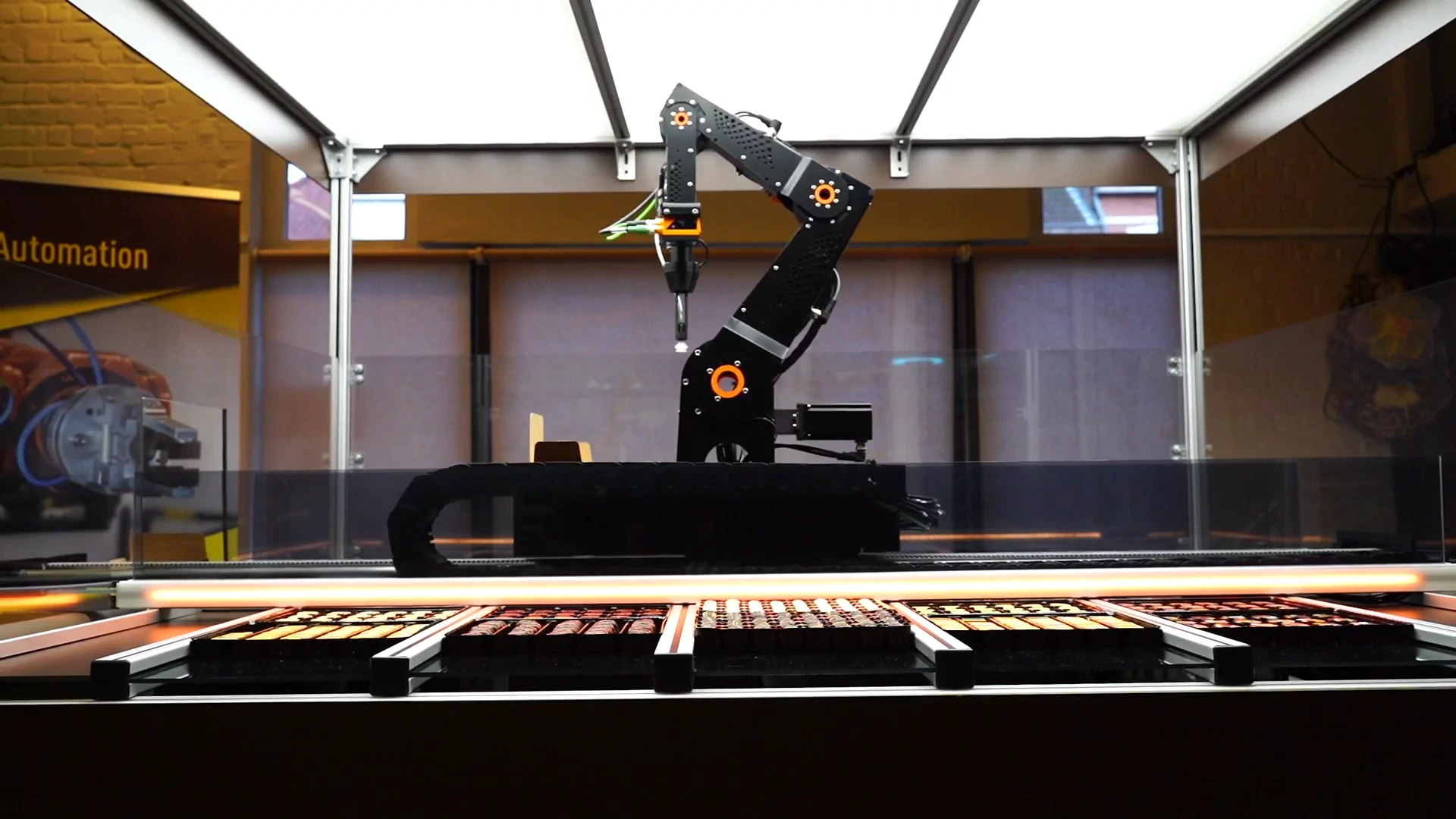 " ChocoMatic " es un dispositivo automático de selección de chocolate con un brazo robot igus.