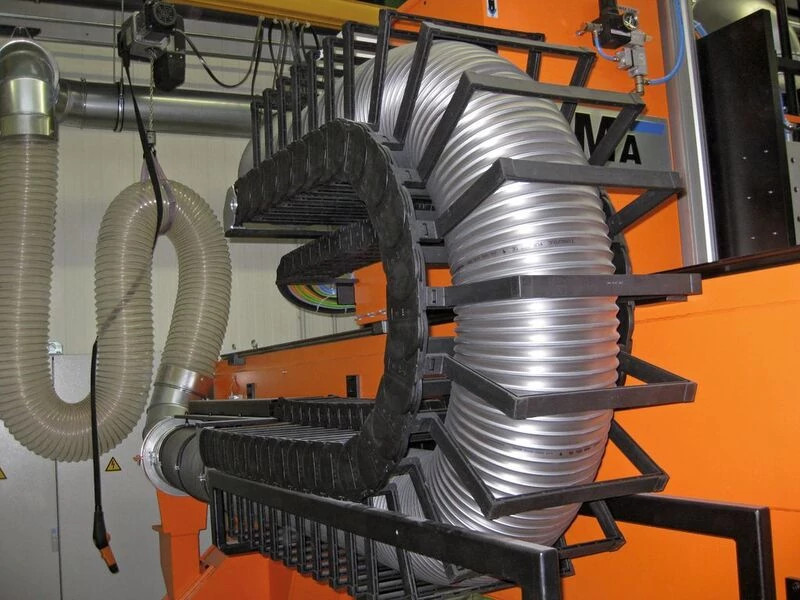 Hose guidance through e-chain® with extender crossbars