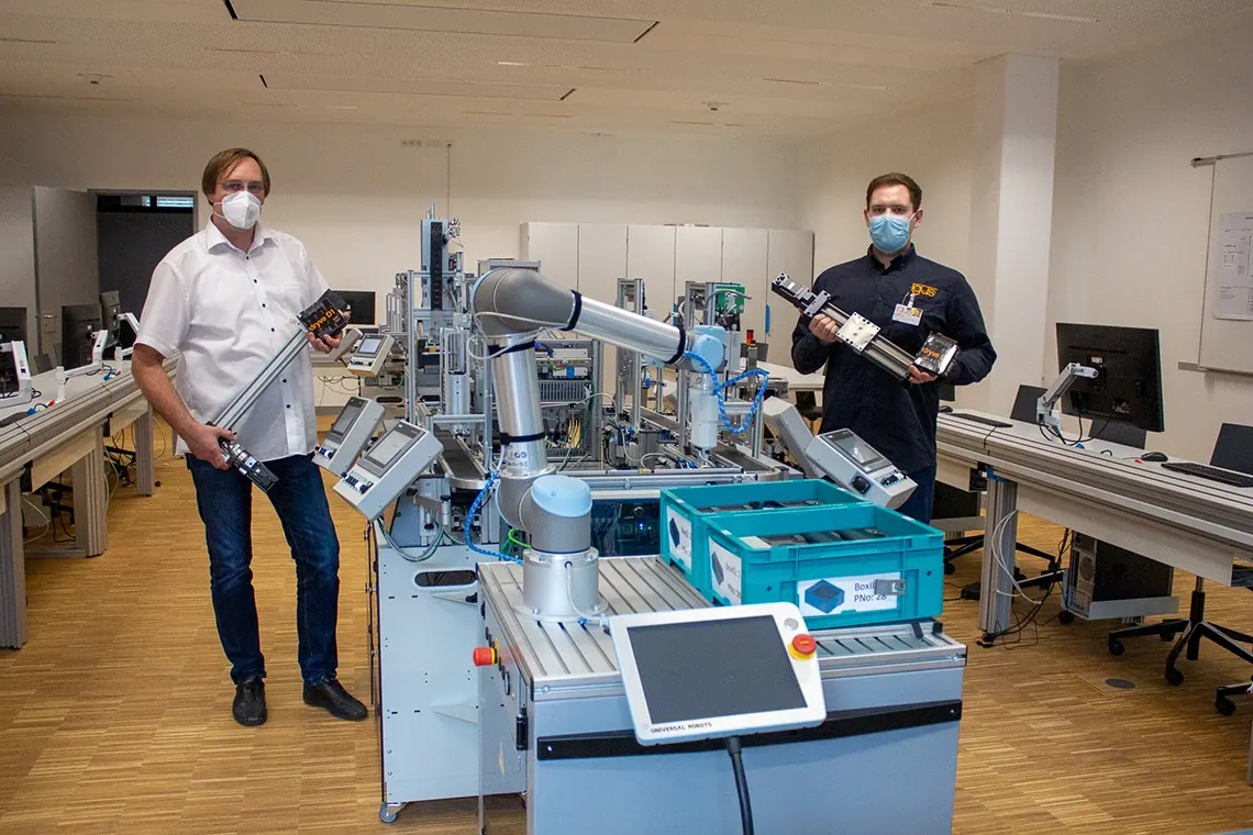 ドイツのヘンネフにあるカール・ロイター専門学校にリニアアクチュエータを寄贈