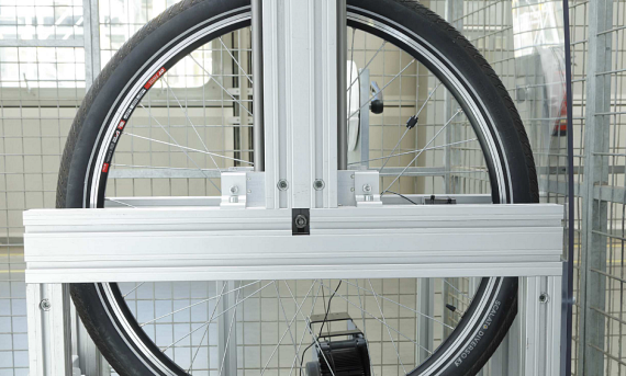 Uji bearing roda di laboratorium uji perusahaan sendiri