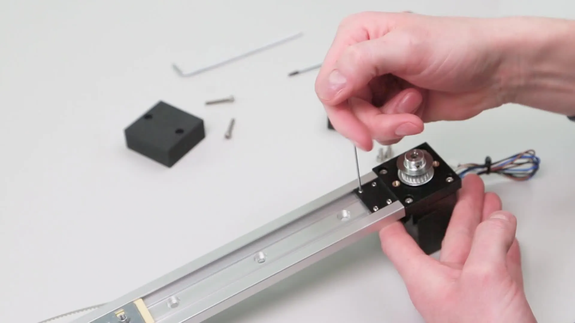 Low-profile linear axis with toothed belt drive ZLN-40