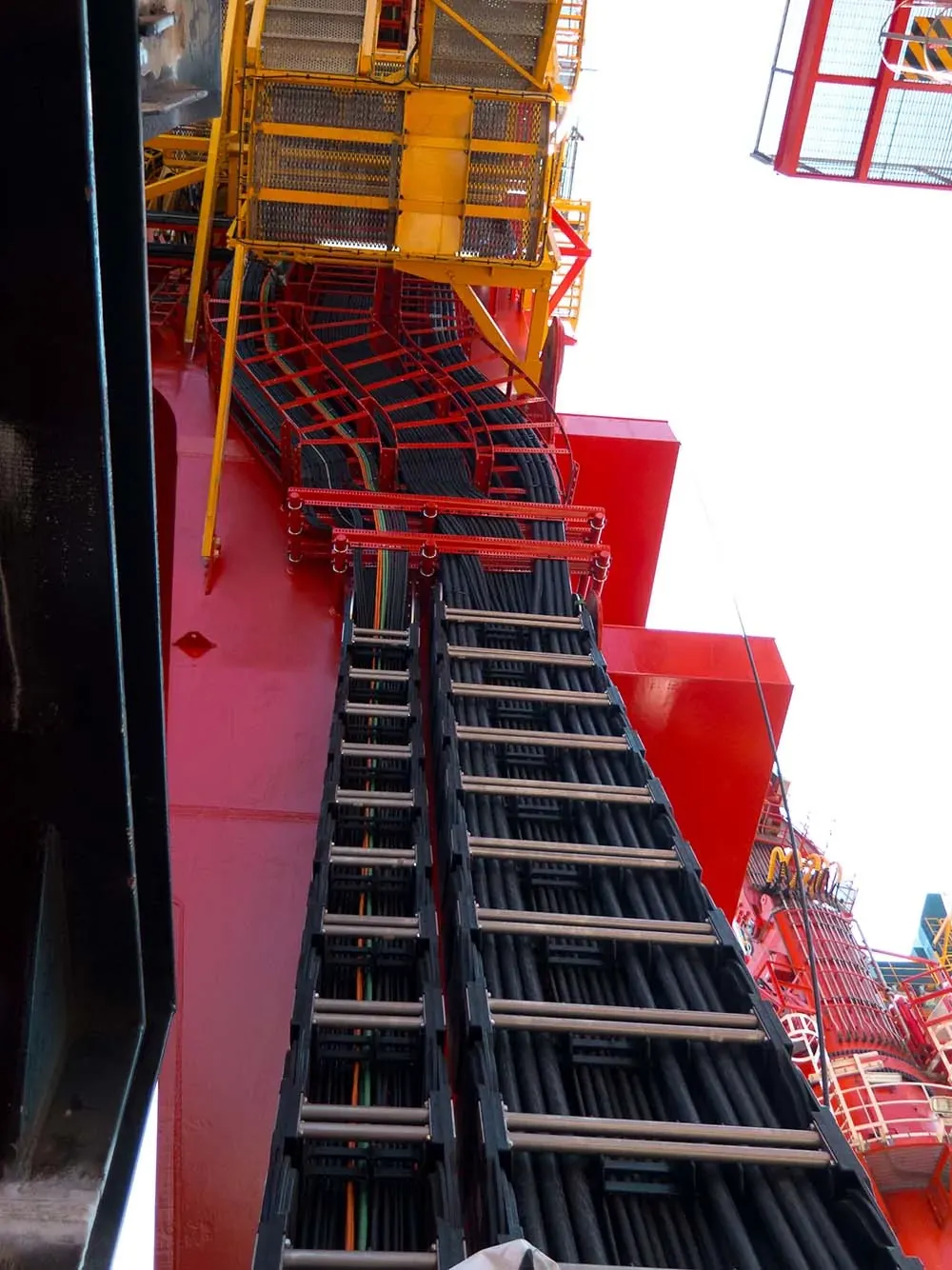 Pipe-laying tower energy chain