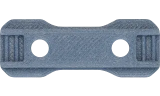 Maßgefertigtes Bauteil aus blau-grauem iglidur A350 Filament, das im FDM-Verfahren gefertigt wurde.